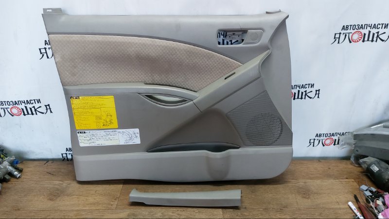 Обшивка двери Toyota Isis ANM10 1AZFSE передняя левая (б/у)