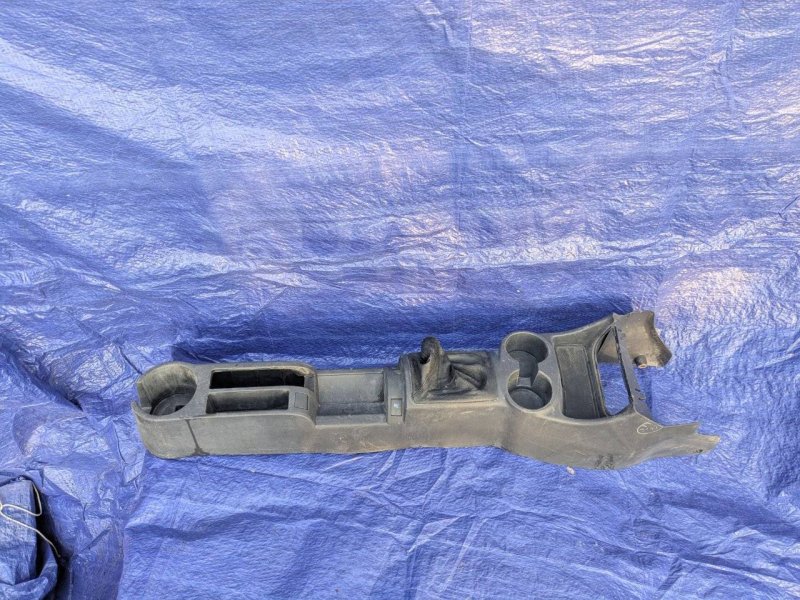 Запчасть консоль между сиденьями Hyundai Getz TB G4EE 846111C500 Б/У Консоль между сиденьями Hyundai Getz TB G4EE 846111C500 Б/У