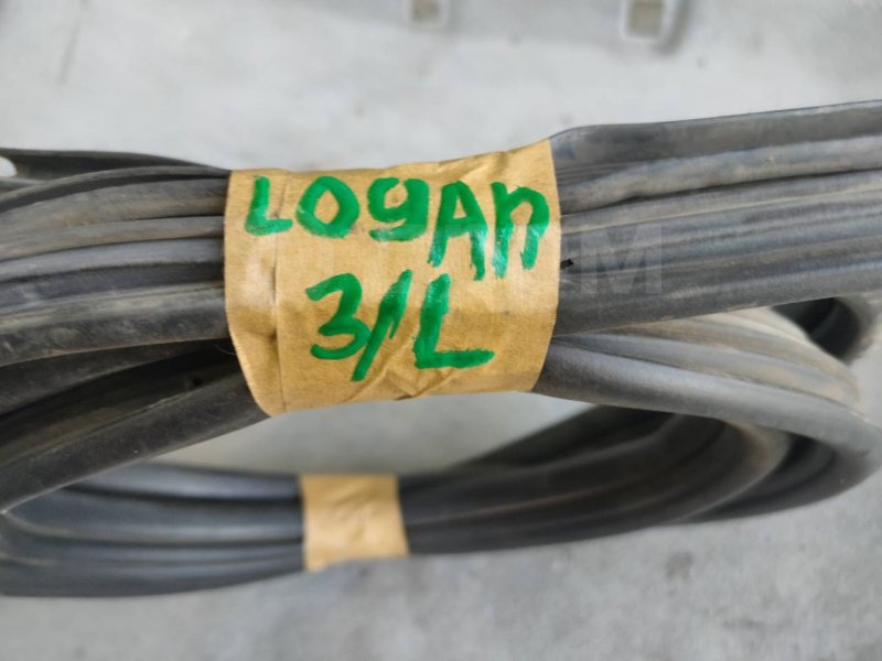 Уплотнитель двери задний левый Logan