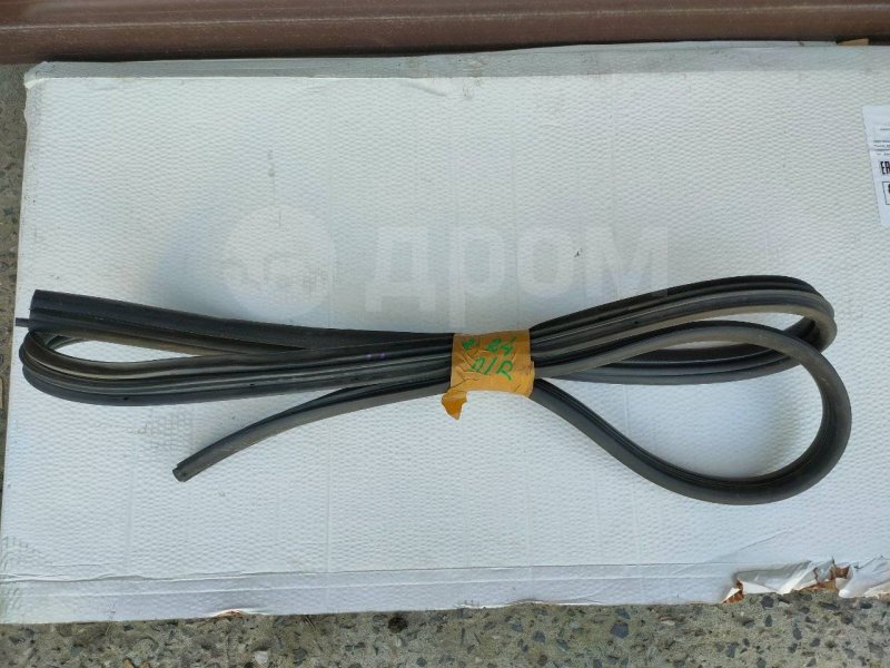 Уплотнитель двери передний правый Renault Logan 803308958R Б/У