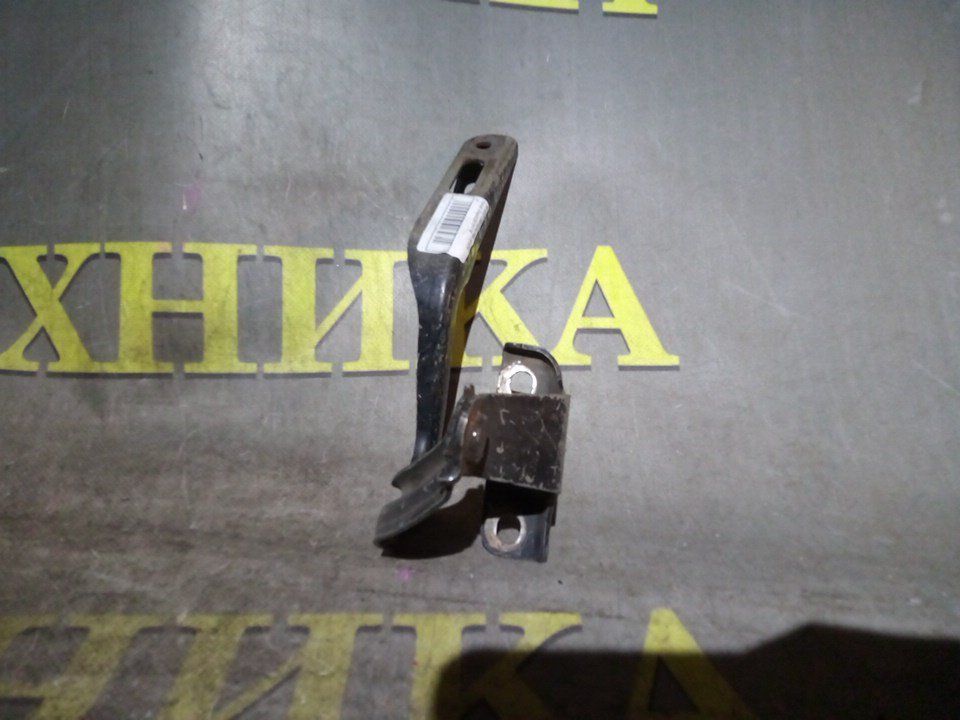 Запчасть кронштейн капота правый Honda Stepwgn RF7 контрактная Кронштейн капота правый Honda Stepwgn RF7 контрактная