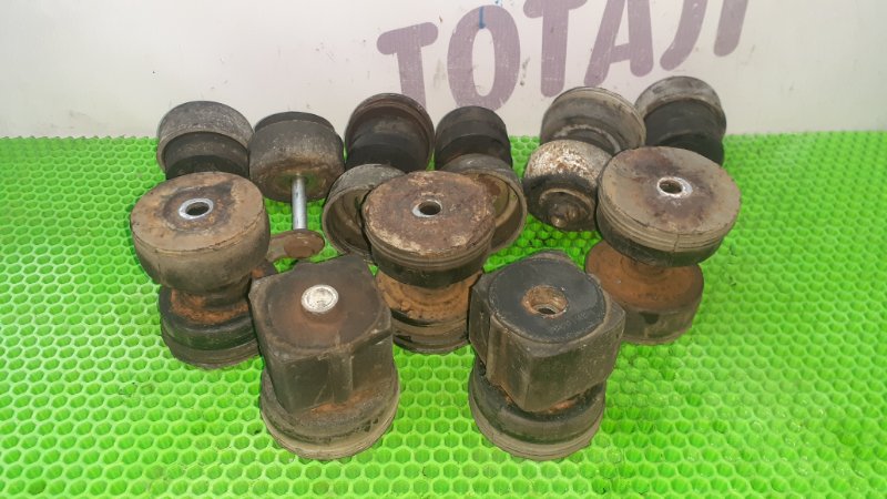 Подушка кузова Mitsubishi Challenger K99W 6G74 1997 (б/у)
