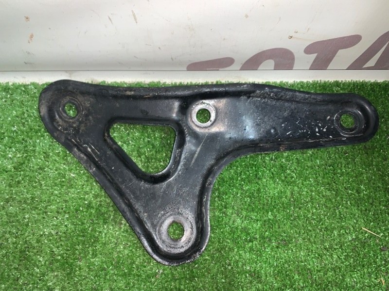Крепление балки подвески Toyota Wish ZNE14 1ZZFE переднее левое (б/у)