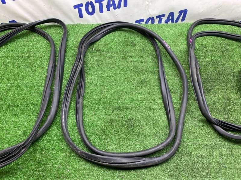 Уплотнение дверное TOYOTA VOXY ZRR75G 3ZRFAE Уплотнение дверное TOYOTA VOXY ZRR75G 3ZRFAE