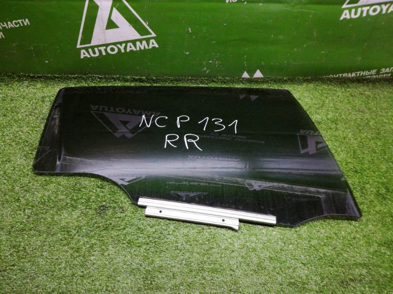 Стекло Toyota Vitz NCP131 1NZFE 2011 заднее правое (б/у)
