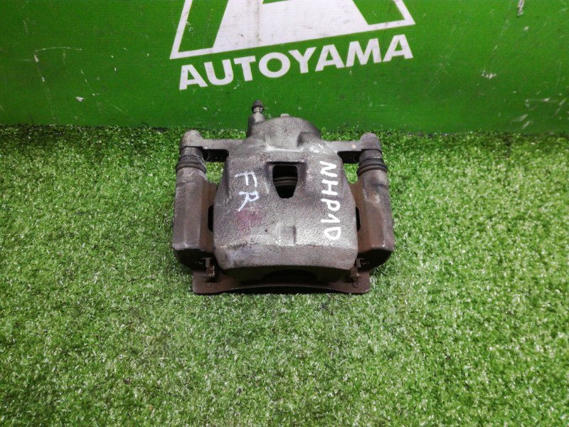 Суппорт Toyota Aqua NHP10 1NZFXE передний правый (б/у)