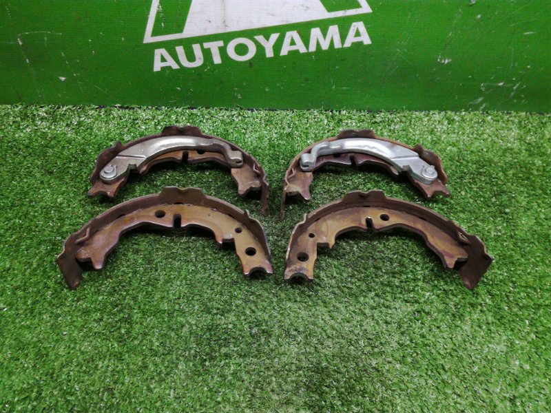 Тормозные колодки Toyota Progres JCG10 1JZGE заднее (б/у)