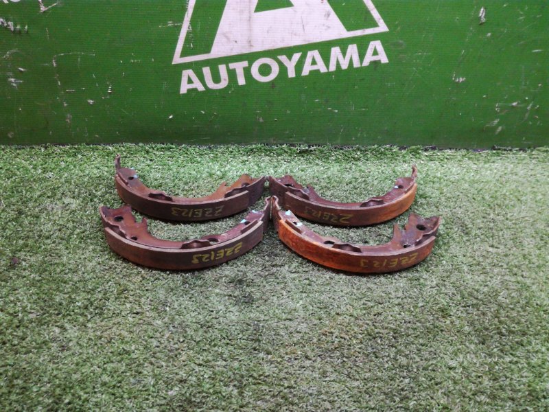 Тормозные колодки Toyota Corolla Fielder ZZE123 2ZZGE заднее (б/у)