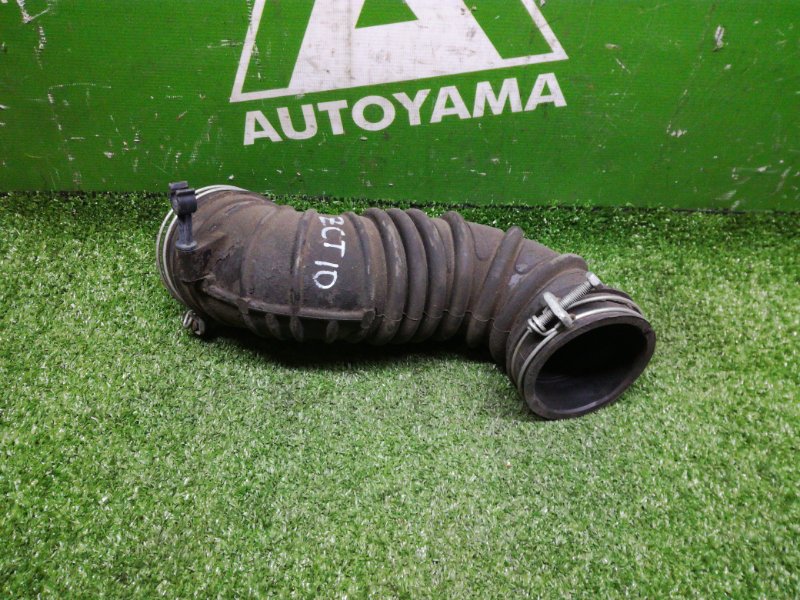 Патрубок воздушного фильтра Toyota Opa ZCT10 1ZZFE (б/у)
