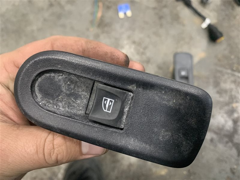 Кнопка стеклоподъемника Nissan Terrano D10 D10 F4R 2018 задняя левая (б/у)