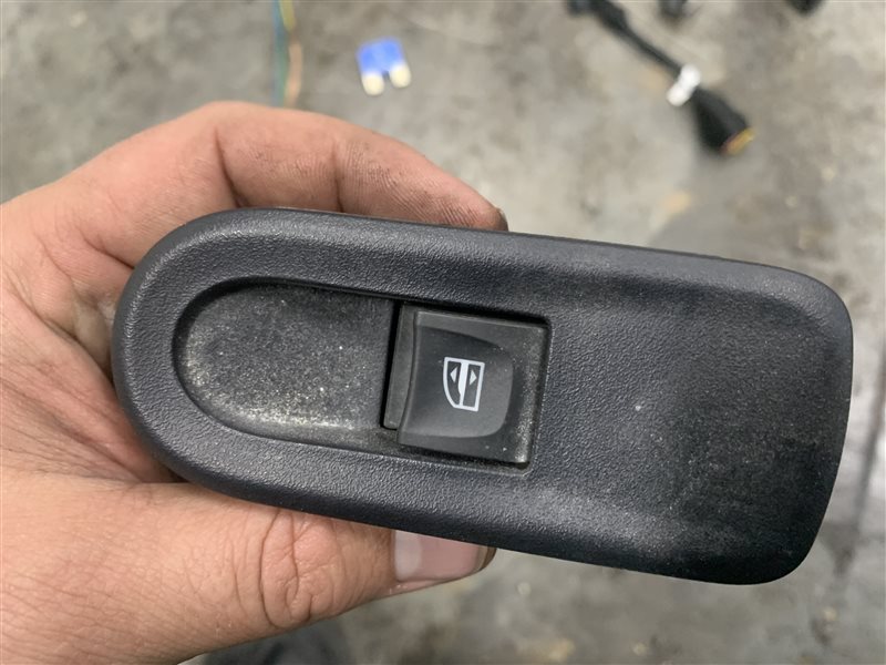 Кнопка стеклоподъемника Nissan Terrano D10 D10 F4R 2018 задняя правая (б/у)