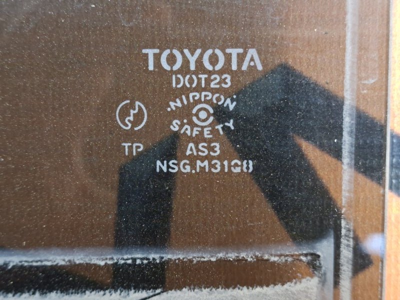 Стекло двери заднее левое TOYOTA BB NCP35 1NZ-FE