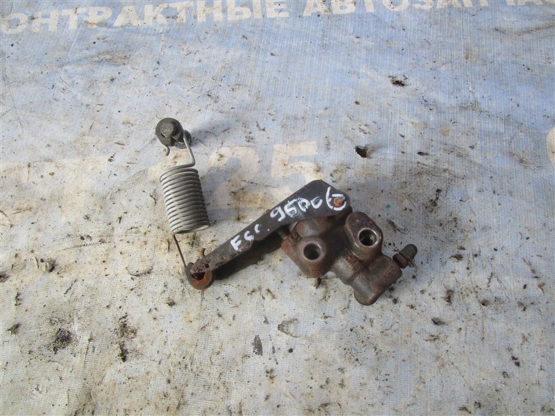 Распределитель тормозной Suzuki Escudo TA02W G16A 2000 (б/у)