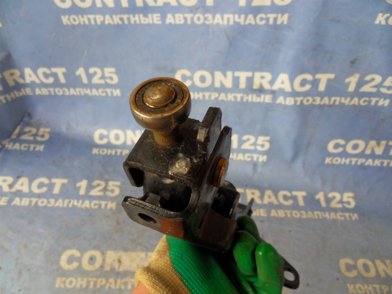 Ролик раздвижной двери MITSUBISHI Delica PD6W 6G72 2004 (б/у)