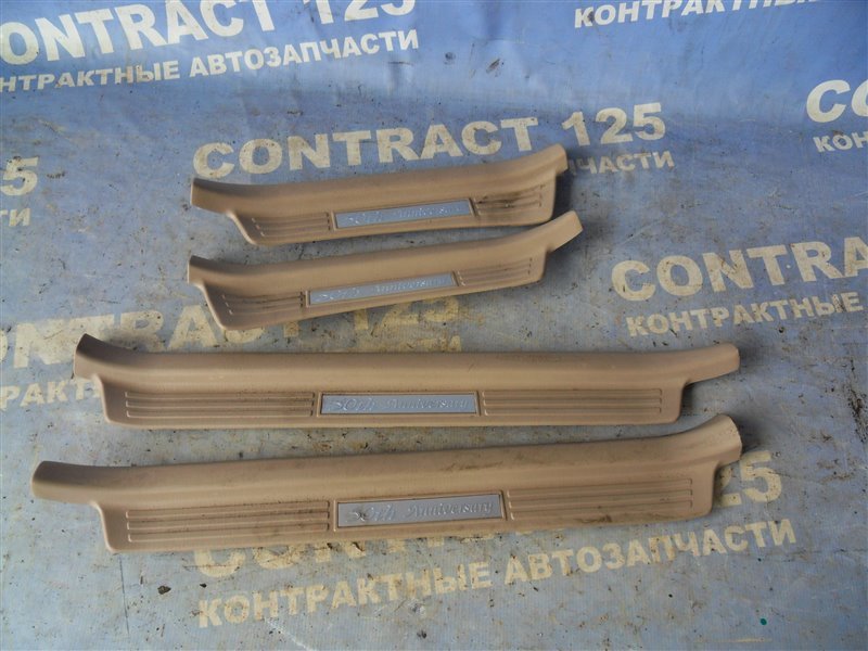 Порожек пластиковый TOYOTA Land Cruiser UZJ100 2UZFE 2001 (б/у)