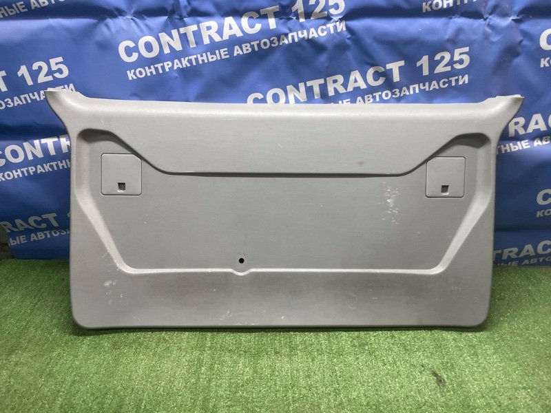 Обшивка двери багажника MITSUBISHI Delica PD6W 6G72 2004 (б/у)