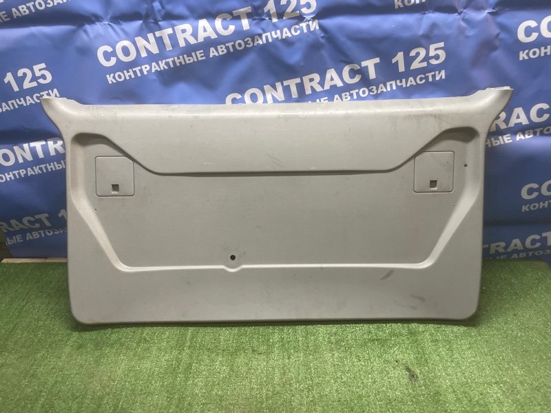 Обшивка двери багажника MITSUBISHI Delica PE8W 4M40 2000 (б/у)