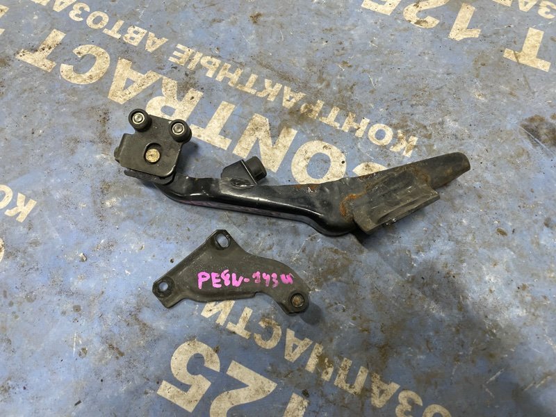 Ролик раздвижной двери MITSUBISHI Delica PE8W 4M40 2000 левый (б/у)