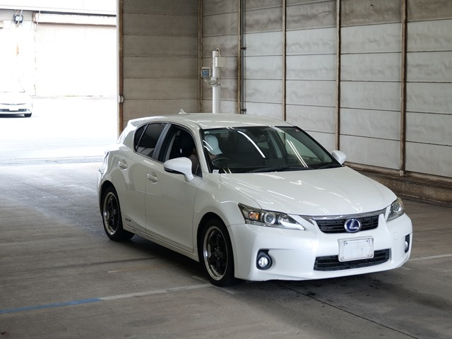 Автомобиль LEXUS CT200H ZWA10 2ZRFXE 2012 года в разбор