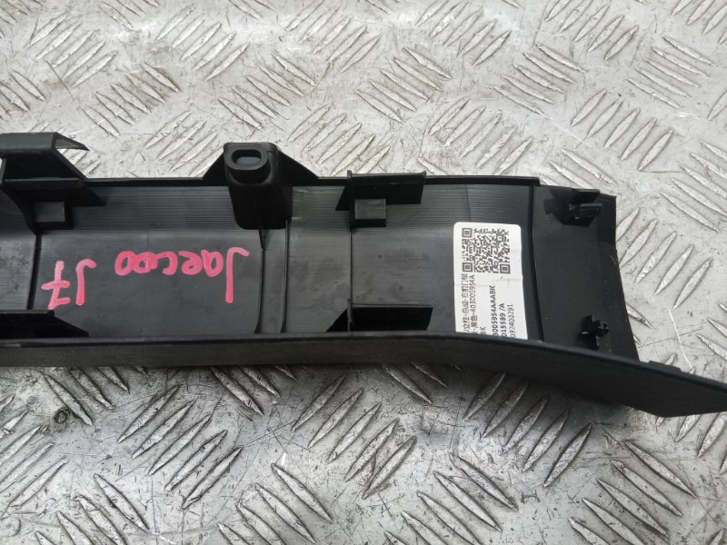 Накладка на порог передняя правая J7