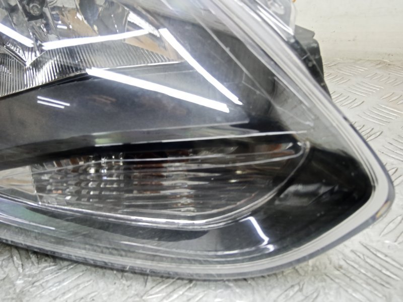 Фара передняя правая Ford Focus 3 CB8