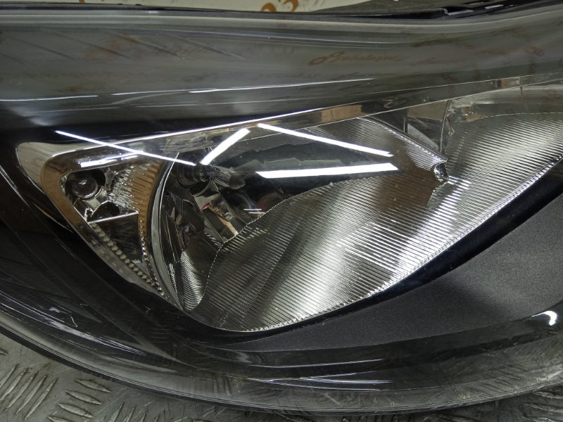 Фара передняя правая Focus 3 CB8