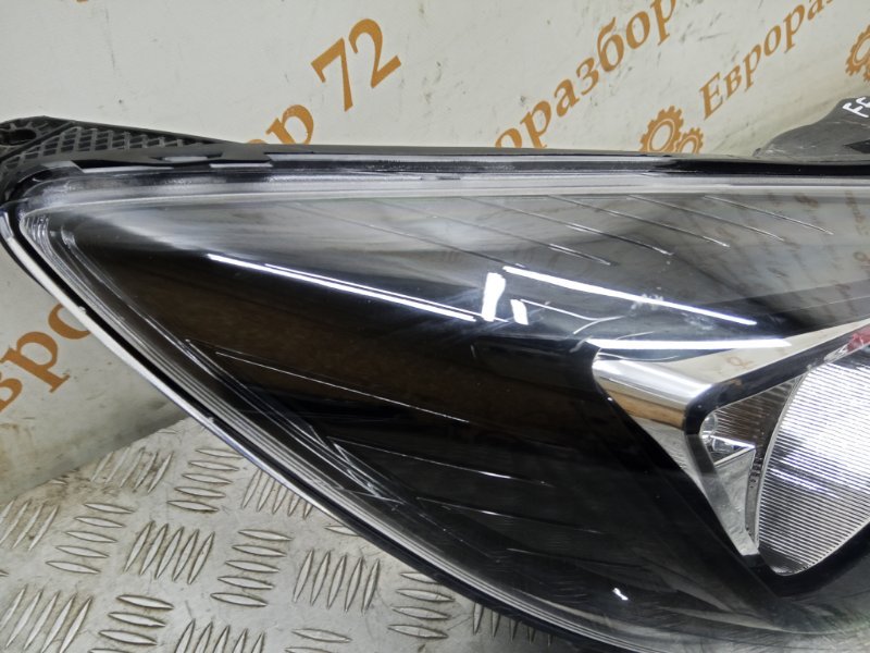 Фара передняя правая Focus 3 CB8