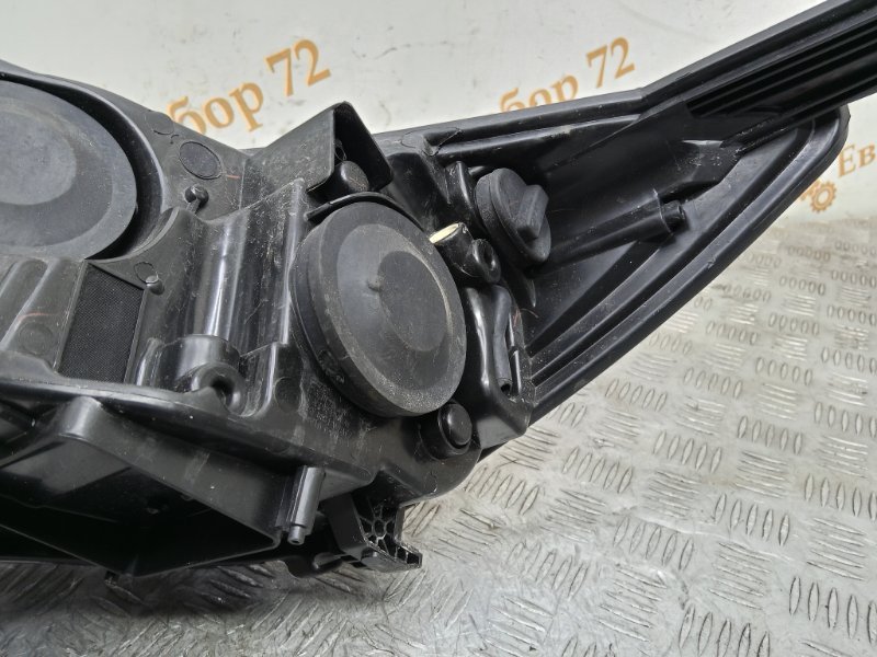 Фара передняя правая Focus 3 CB8