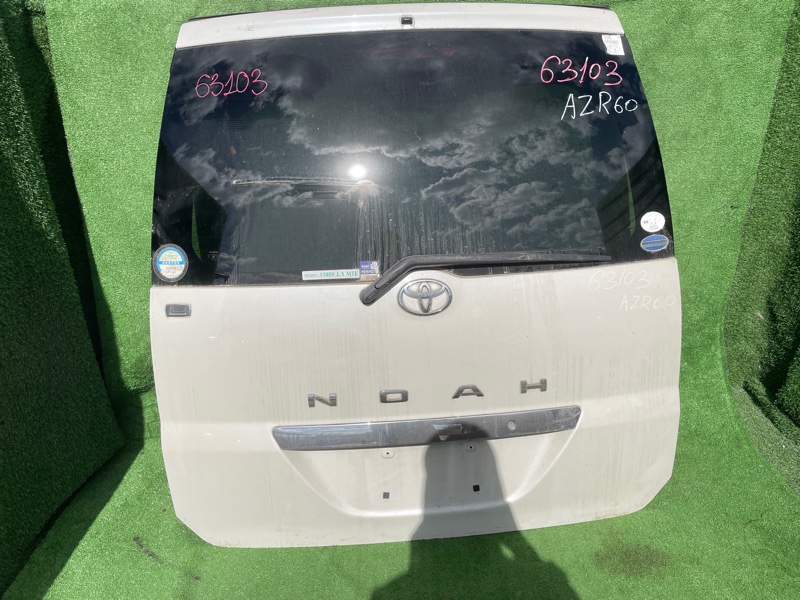 Дверь задняя Toyota Noah AZR60 1AZFSE 2003 (б/у)