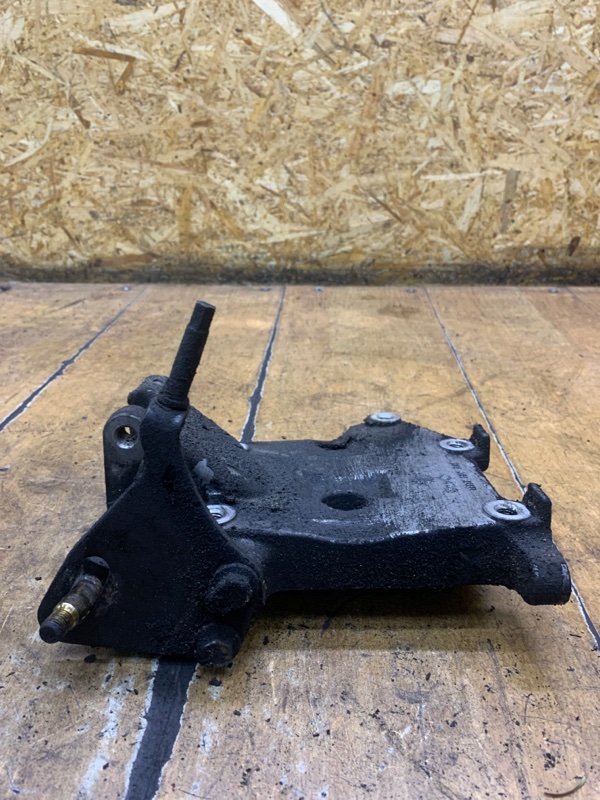 Кронштейн генератора Nissan Primera хетчбэк 5-ти дв. QG18DE Кронштейн генератора Nissan Primera хетчбэк 5-ти дв. QG18DE