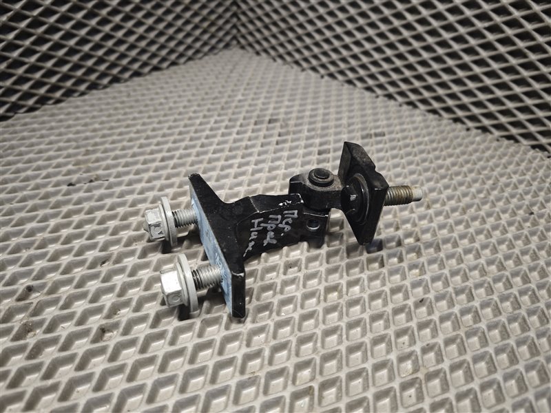 Запчасть петля двери передняя правая Mercedes CLA-class W118 M260 A1777200200 Б/У Петля двери передняя правая Mercedes CLA-class W118 M260 A1777200200 Б/У