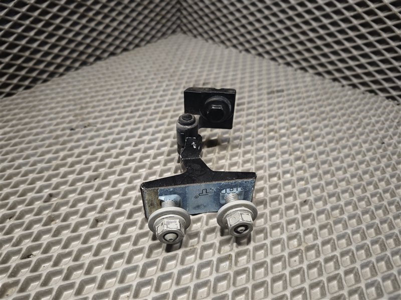 Петля двери передняя правая CLA-class W118 M260 Петля двери передняя правая CLA-class W118 M260