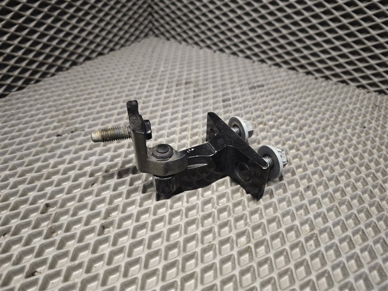 Петля двери передняя правая Mercedes CLA-class W118 M260 Петля двери передняя правая Mercedes CLA-class W118 M260