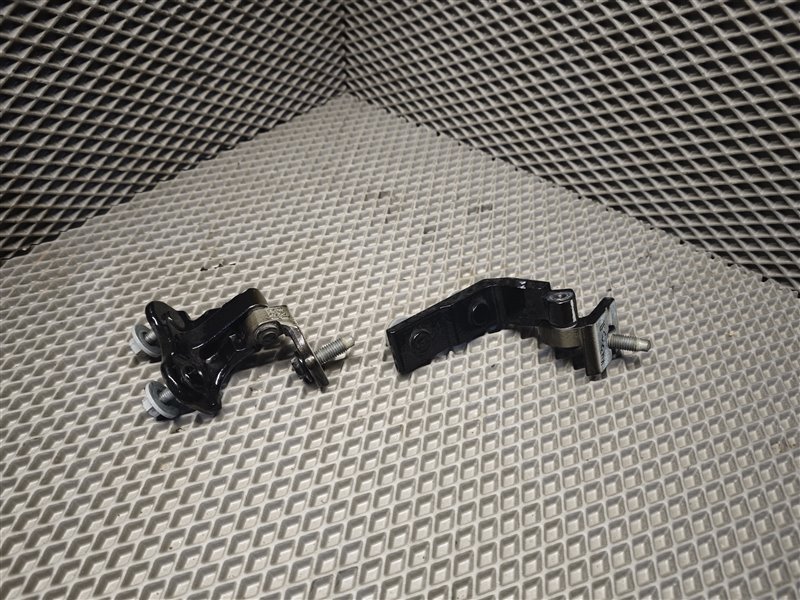 Петля двери Mercedes CLA-class W118 M260 A1777300202 Б/У