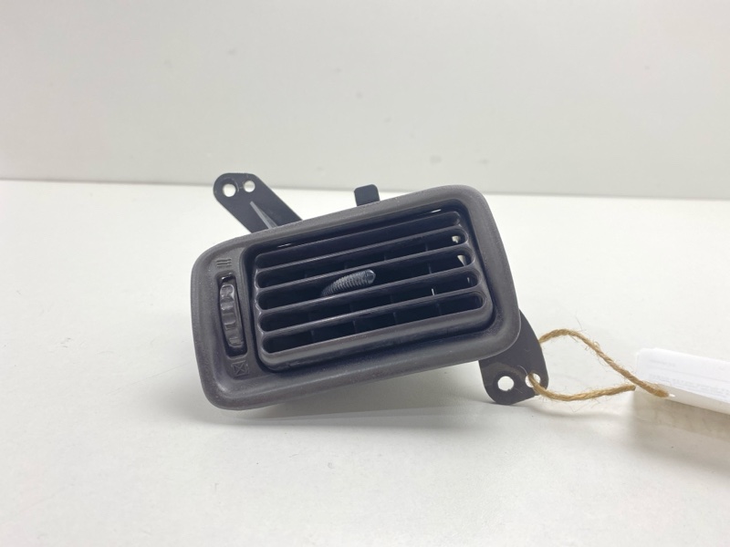 Дефлектор воздушный левый Sprinter 1994 AE100 5AFE