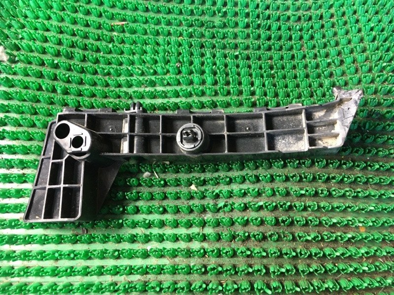 Крепление бампера переднее правое DELICA D:2 MB15S K12B
