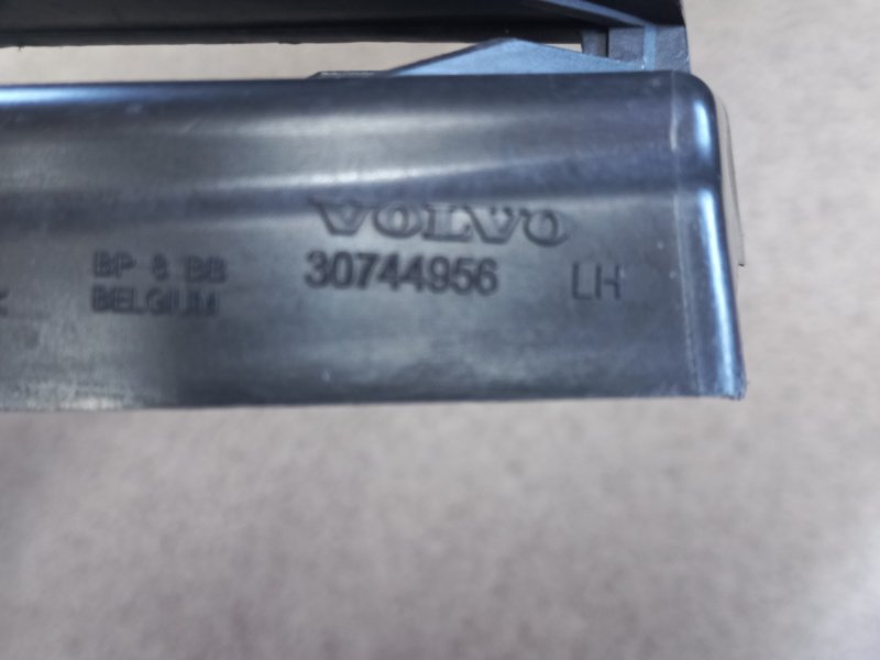 Планка под фары передняя левая V50 MS B4164S3