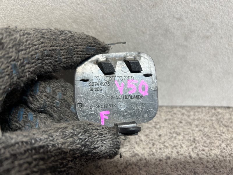 Заглушка бампера передняя V50 MW77 