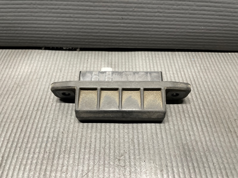 Запчасть кнопка открывания багажника Toyota PRIUS ZVW30 2ZR 8484028030 контрактная Кнопка открывания багажника Toyota PRIUS ZVW30 2ZR 8484028030 контрактная