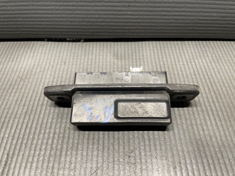 Кнопка открывания багажника Toyota PRIUS ZVW30 2ZR Кнопка открывания багажника Toyota PRIUS ZVW30 2ZR