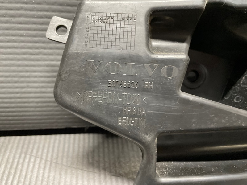 Крепление бампера переднее правое V60 FW48