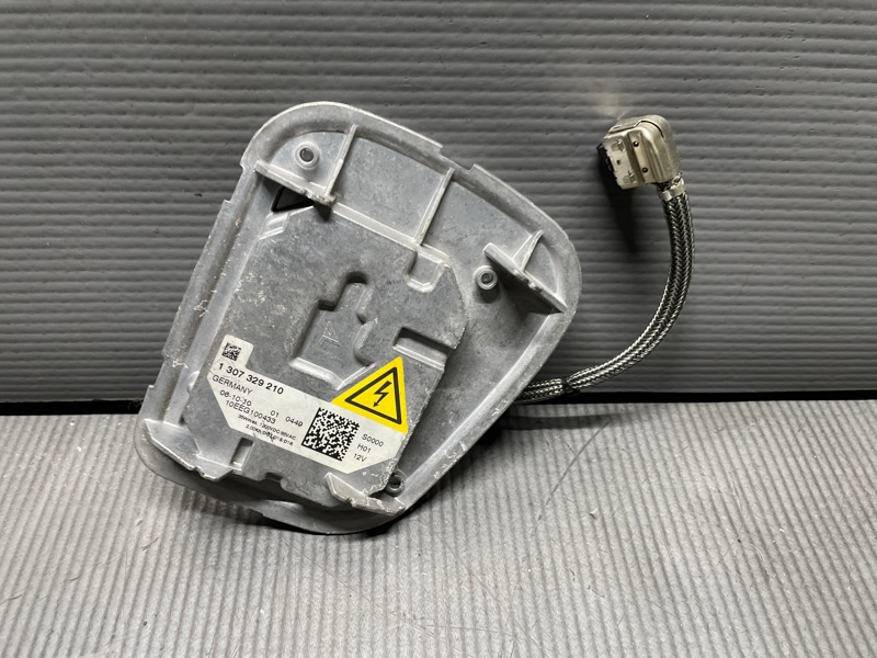 Блок ксенона правый Volvo V50 2007-2012 MW B4204S3 1 307 329 210 контрактная
