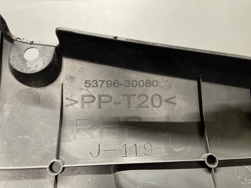 Пластиковая крышка на двс GS430 UZS190 3UZ