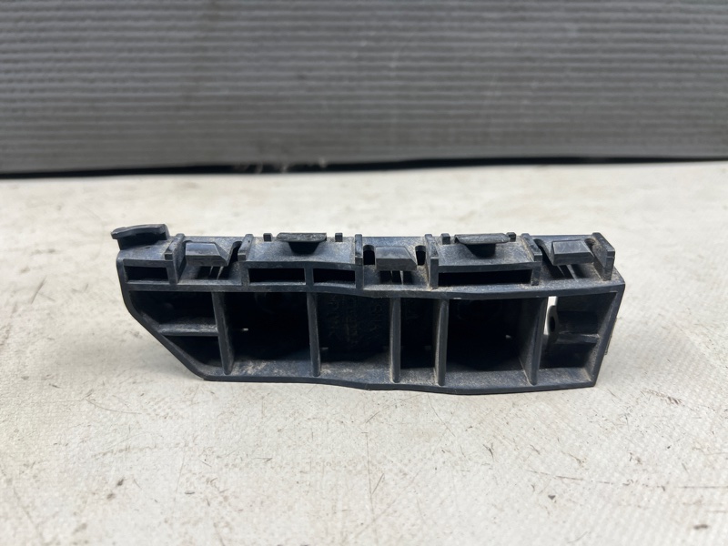 Крепление бампера переднее левое Honda STREAM RN6 R18A