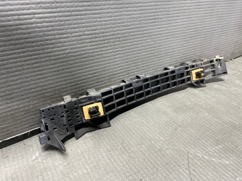 Крепление бампера заднее левое FIT GE6 L13A Крепление бампера заднее левое FIT GE6 L13A