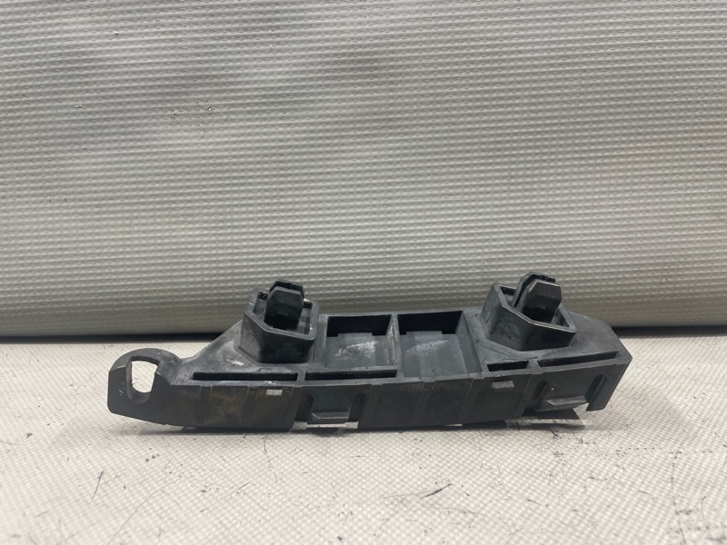 Крепление бампера переднее правое FIT GD1  L13A