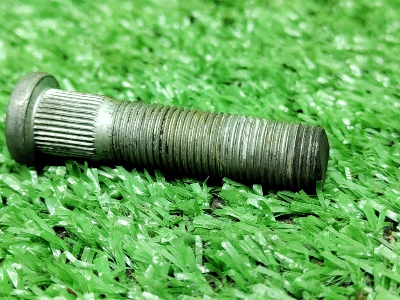 Шпилька колеса задняя Toyota Land Cruiser UZJ100 2UZ-FE