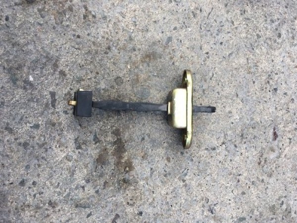 Ограничитель двери MITSUBISHI CHALLENGER K94W задний левый (б/у)