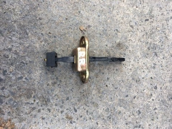 Ограничитель двери MITSUBISHI CHALLENGER K94W задний правый (б/у)