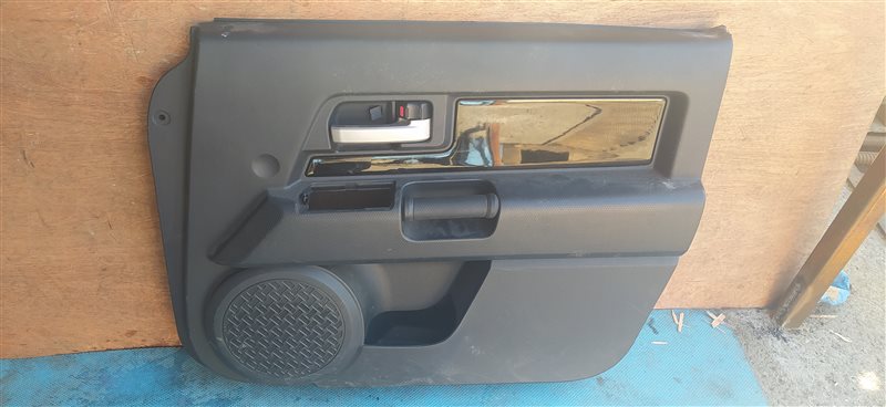 Обшивка дверей Toyota Fj Cruiser GSJ15 1GR-FE 04.2012 передняя правая (б/у)